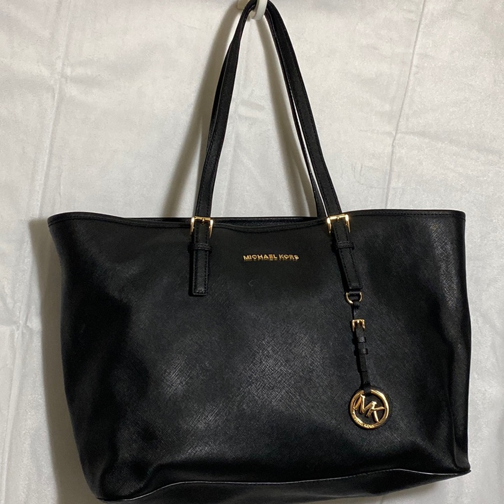 Micheal Kors Premium Black Leather Almost New ,has compartments, laptop friendly